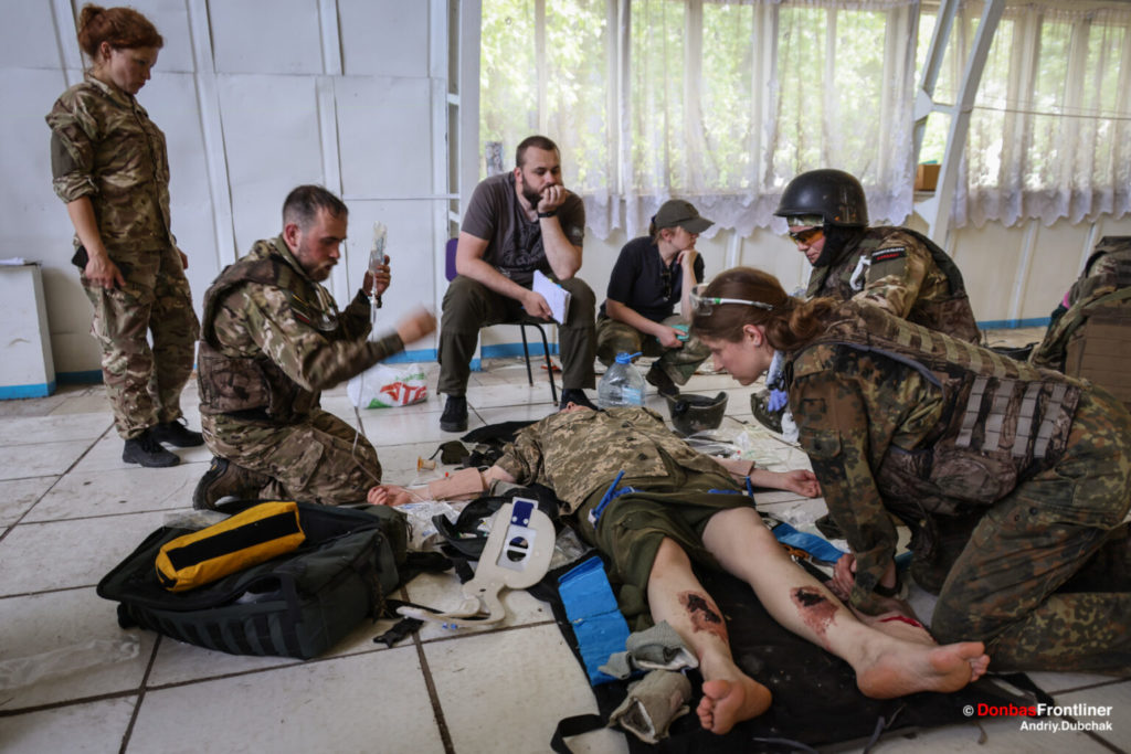 Medicina di guerra, volontari del Hospitallers Medical Battalion nel Donbass